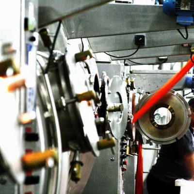 Referência nacional no setor têxtil, empresa de SC cria segmento para empreendedores que surgem na pandemia
