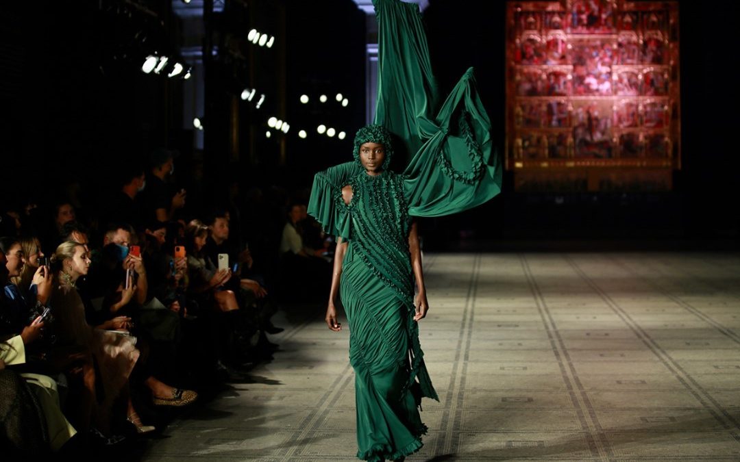 Modelo internacional comenta as tendências da London Fashion Week