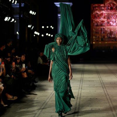 Modelo internacional comenta as tendências da London Fashion Week