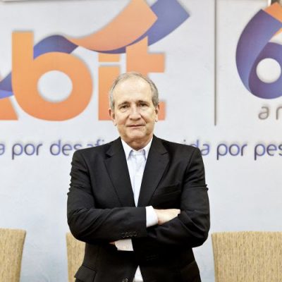 Crescem as vendas internas e exportações de têxteis e roupas