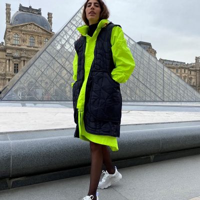 Uniformes usados da LATAM viram jaqueta que Thai de Melo vestirá na Semana de Moda de Paris