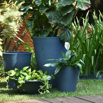 Lançamento: vasos de jeans reciclados unem moda, décor e sustentabilidade