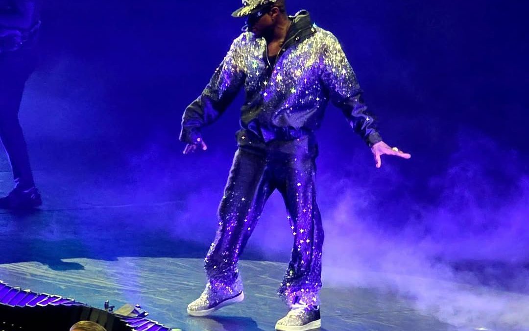 ARTEMISI NA TURNÊ DE USHER: A MODA BRASILEIRA ENTRE OS GIGANTES INTERNACIONAIS