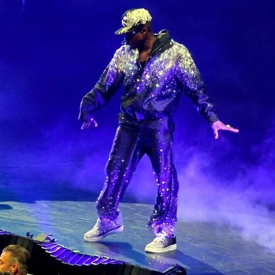 ARTEMISI NA TURNÊ DE USHER: A MODA BRASILEIRA ENTRE OS GIGANTES INTERNACIONAIS