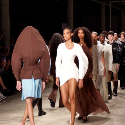 Cultivada com manejo responsável por comunidades do Pará, a fibra de malva destaca-se pelo baixo impacto ambiental e forte contribuição social