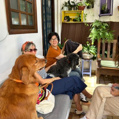 Aulas de artes manuais ganham novo charme com pets no Empório das Lãs