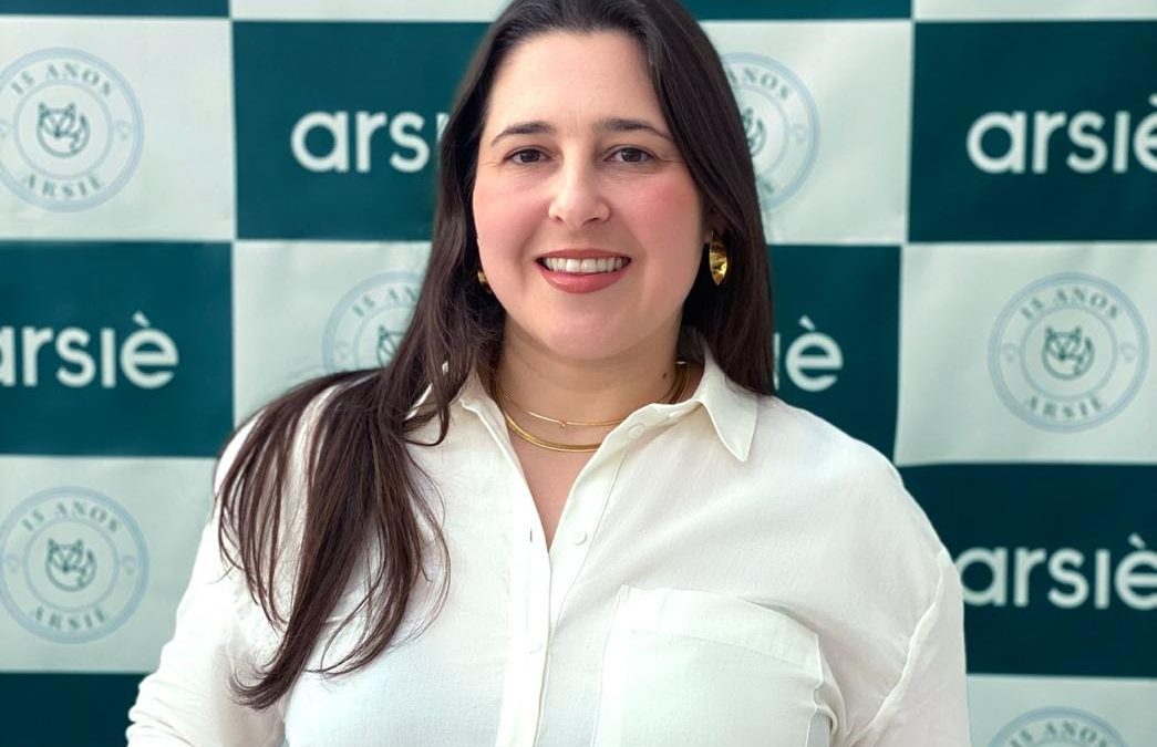 Aos 18 anos, ela criou uma marca de beachwear — hoje a Arsie soma mais de 1.100 pontos de venda