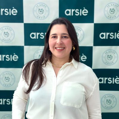 Aos 18 anos, ela criou uma marca de beachwear — hoje a Arsie soma mais de 1.100 pontos de venda