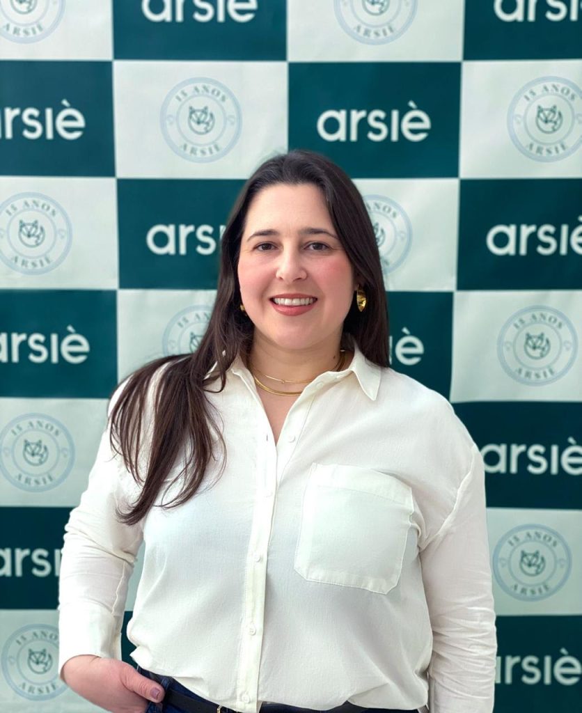 Aos 18 anos, ela criou uma marca de beachwear — hoje a Arsie soma mais de 1.100 pontos de venda