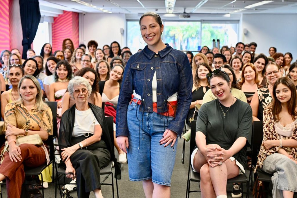 Estilista Karoline Vitto participa de roda de conversa com alunos do Senac RJ na Cápsula