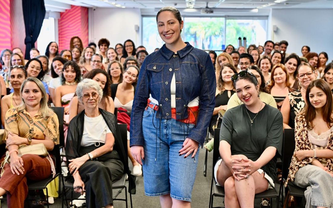 Estilista Karoline Vitto participa de roda de conversa com alunos do Senac RJ na Cápsula