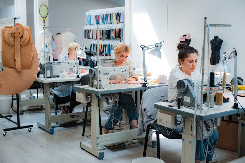 Varejo de moda avança na agenda de trabalho digno por ambientes mais seguros e relações de trabalho responsáveis na cadeia produtiva