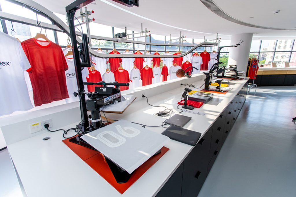 Avery Dennison demonstra na Febratex 2026 como o RFID conecta toda a cadeia da indústria têxtil