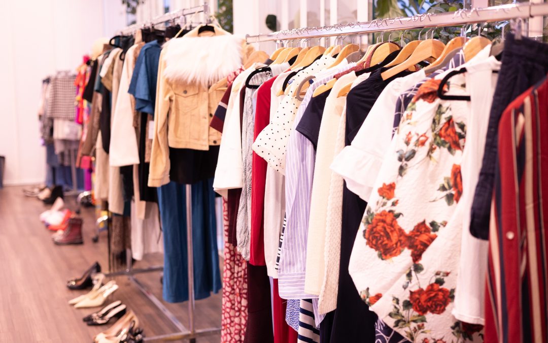Na semana da Fashion Week, projeto brasileiro coloca 500 peças de roupa usada para circular em Milão