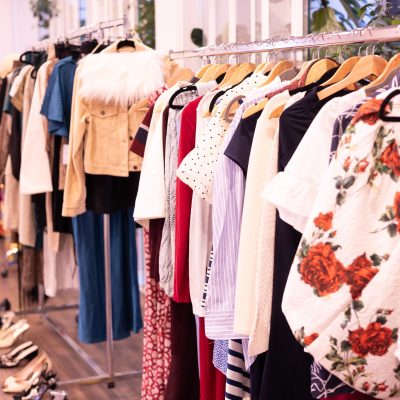 Na semana da Fashion Week, projeto brasileiro coloca 500 peças de roupa usada para circular em Milão